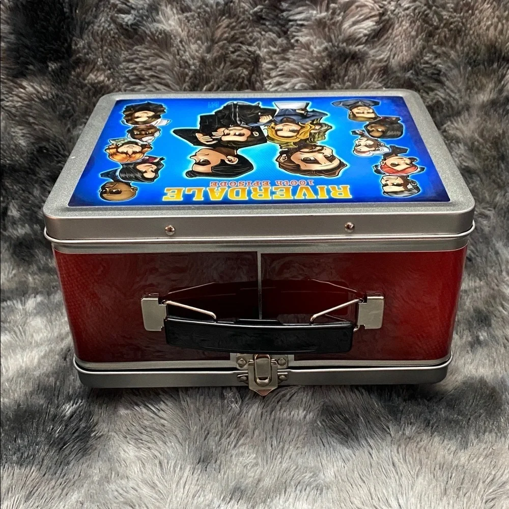 RARE Riverdale 100th Episode Cast
Crew Gift Lunch Box Lord Mesa art
Lunchbox - Picture 11 of 16